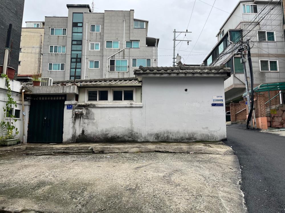 북한산보국문역 역사 옆 노후 주택