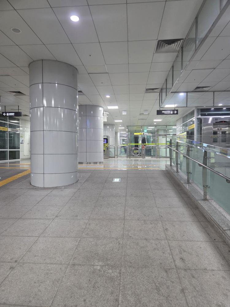 우이신설역 정릉역 내부 