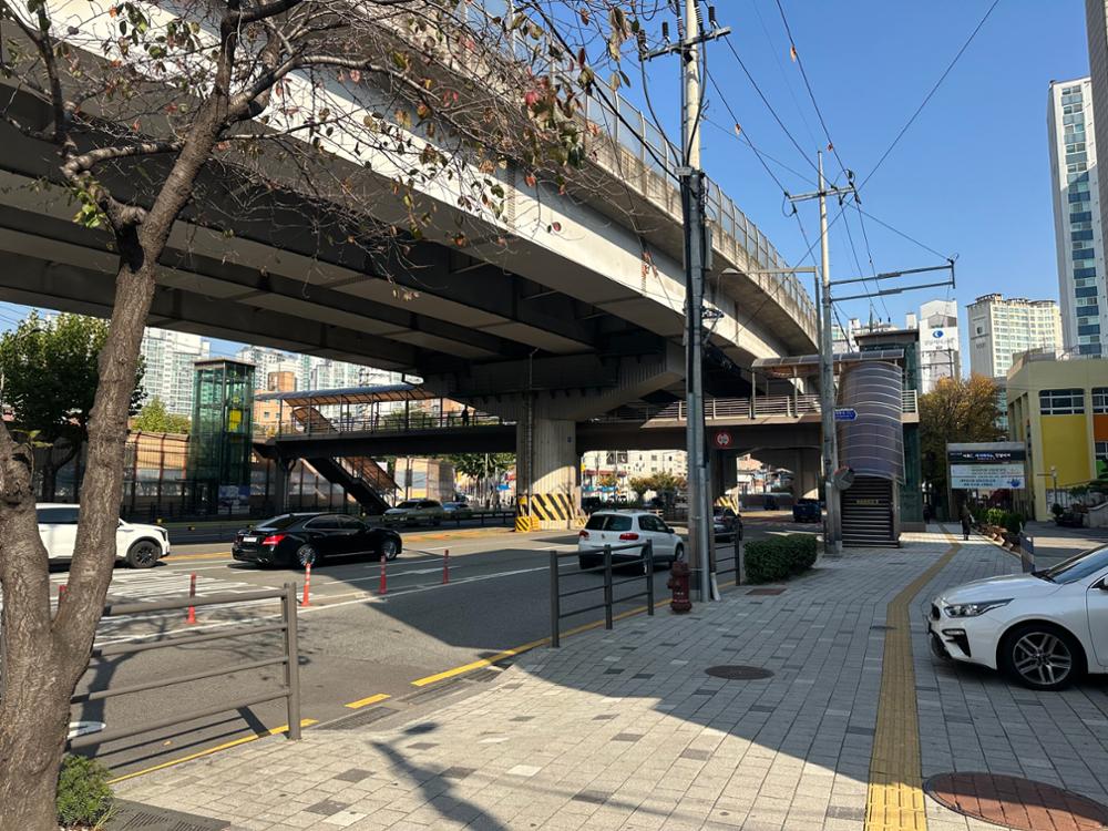 정릉역 앞  내부순환도로 육교 
