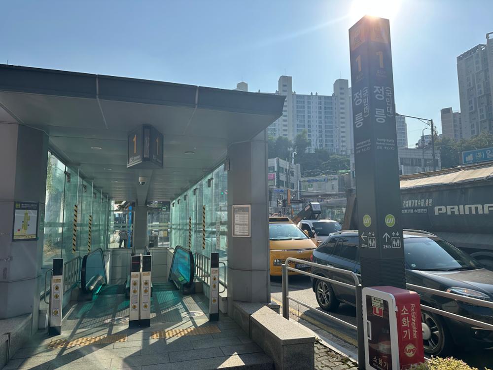 정릉역 1번출구 입구 
