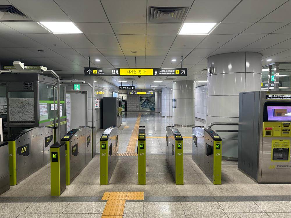 정릉역 개찰구 전경