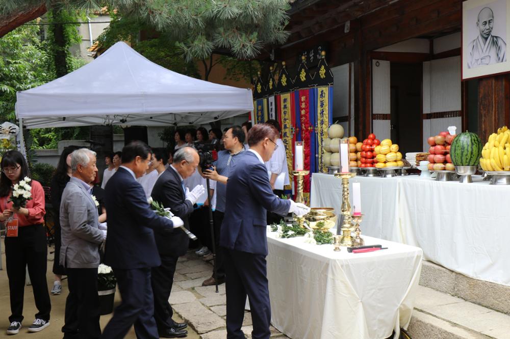 만해 한용운 선사 입적 75주기 추모 다례재_헌화