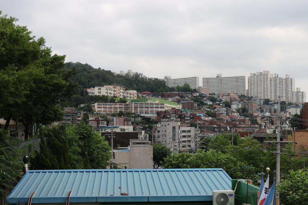 홍대부속 중·고등학교와 주변 풍경