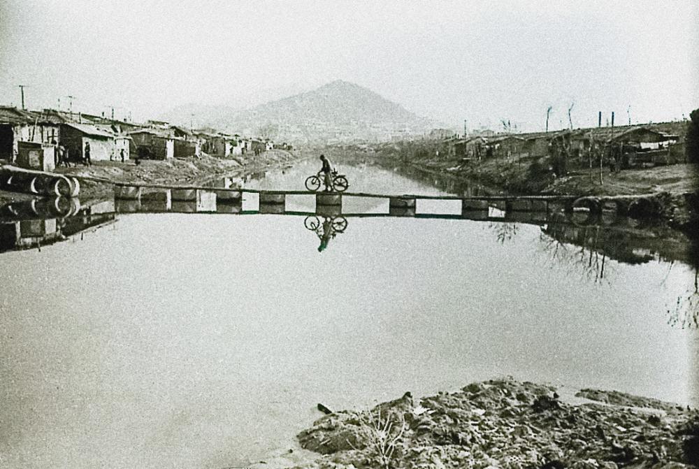정릉천 다리를 자전거로 건너는 모습(1976)