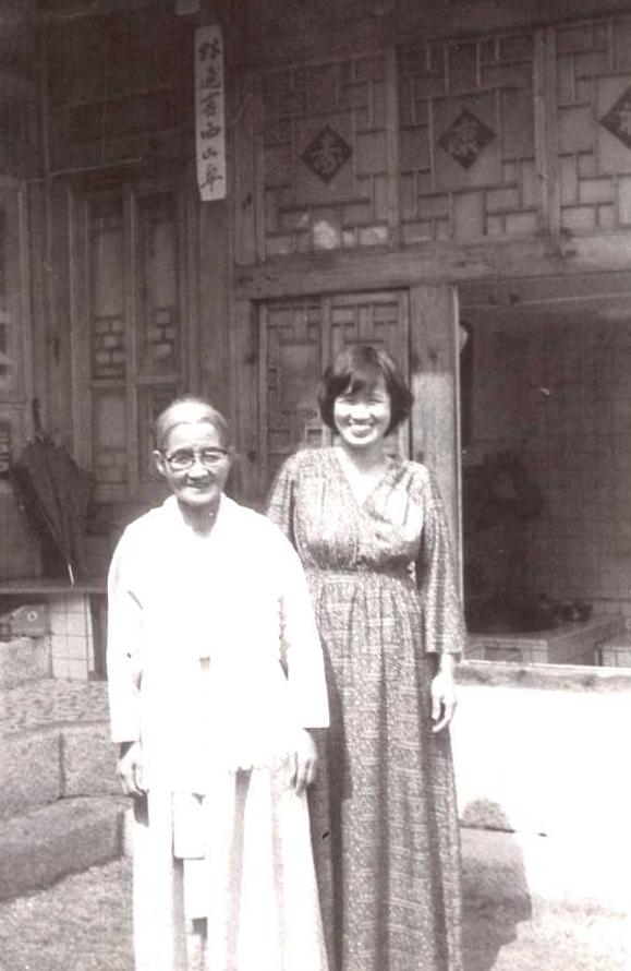 보문동에서의 박완서와 어머니, 1979