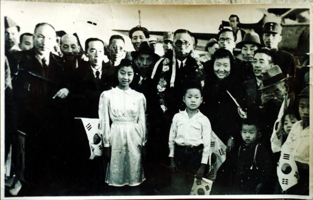김구가 상해 홍구비행장 도착시 환영식장에서 찍은 사진, 1945.11.05