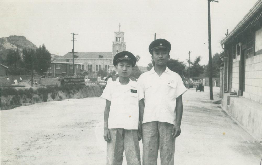 돈암성당과 성북천 양옆의 한옥집들(1959)