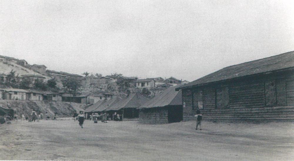 삼선초등학교 나무로 된 교실과 천막교실(1955)