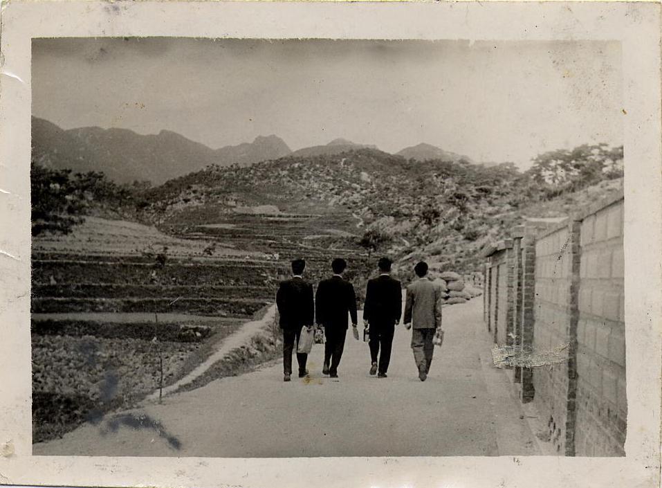 현 정릉3동사무소 쪽으로 걸어가는 모습(1962)