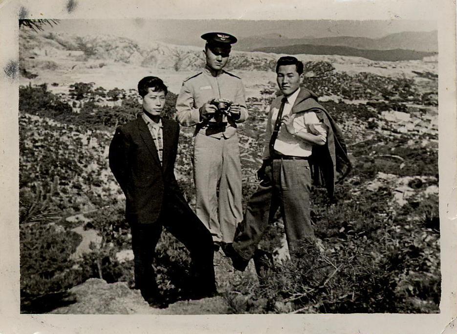 현 정릉3동사무소 주변 야산에서(1962)