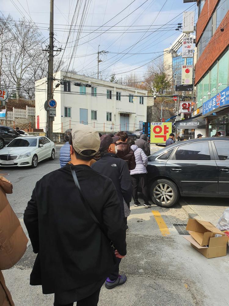 공적 마스크 제도 시행 당시 약국 앞에 늘어선 줄