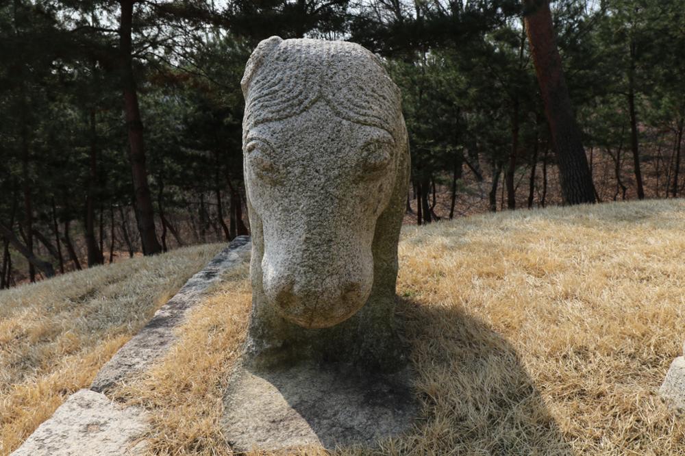 정릉 석마(좌) 앞면