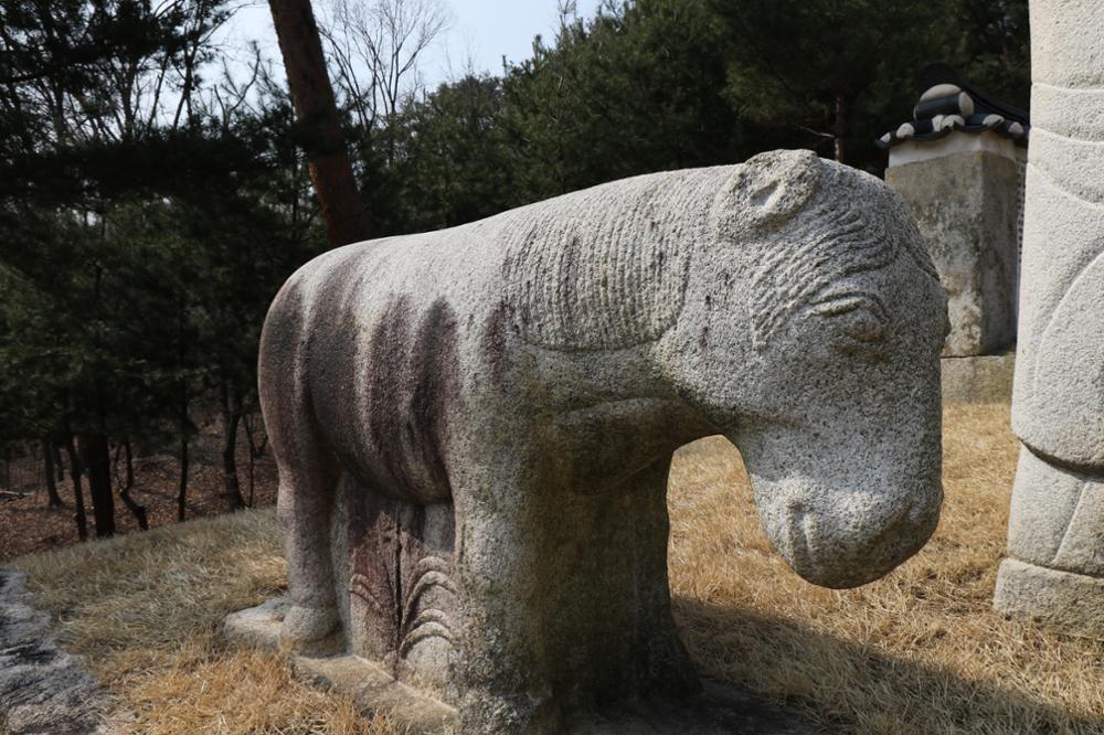 정릉 석마(좌) 좌측면