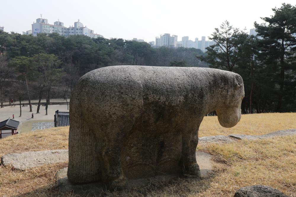 정릉 석마(우) 좌측면