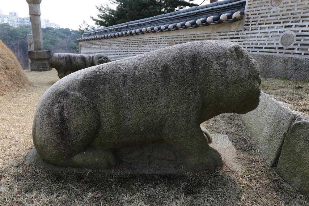 정릉 석호(좌) 좌측면