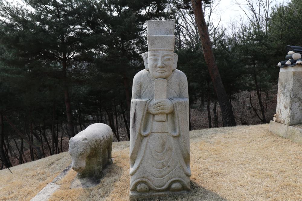 정릉 문석인(좌) 앞면