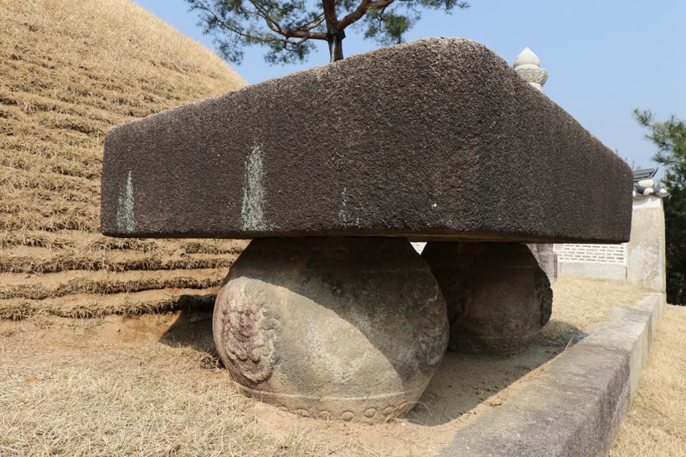 정릉 석상 좌측면