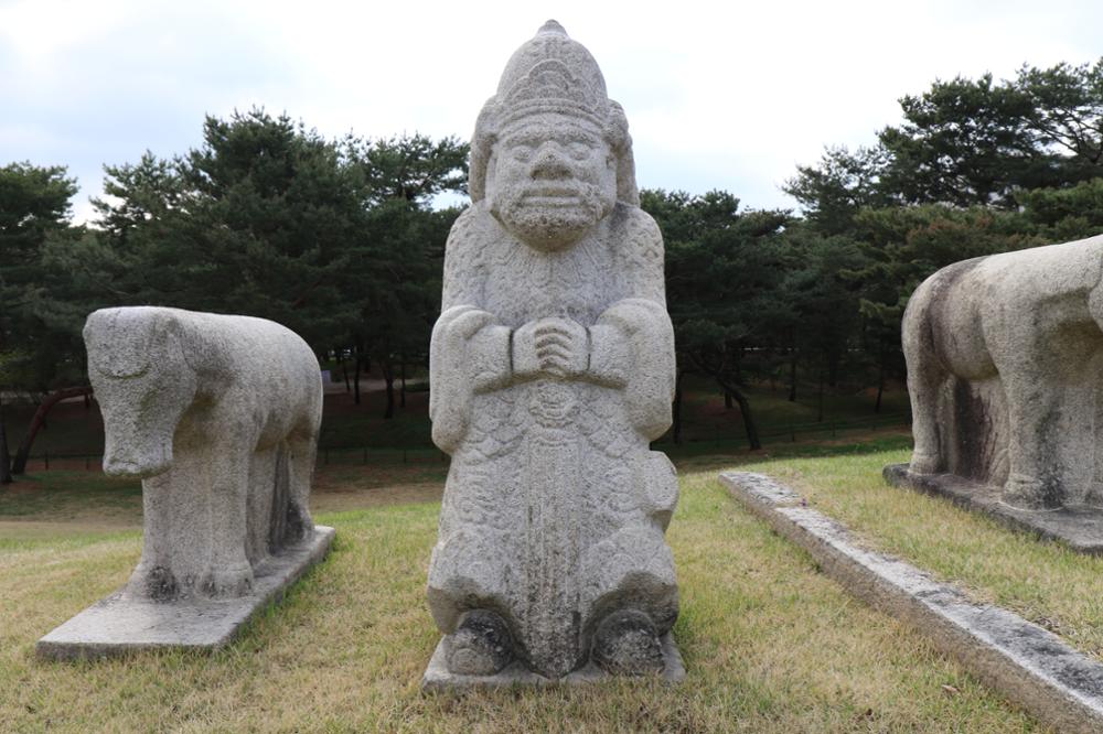 의릉 경종 무석인(좌) 앞면