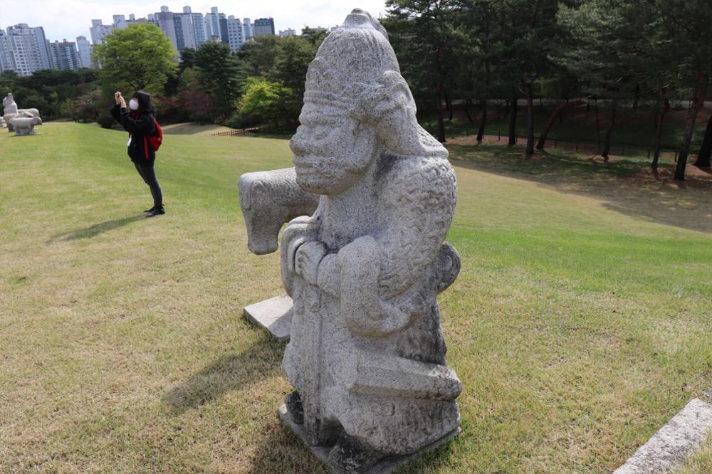 의릉 경종 무석인(좌) 우측면