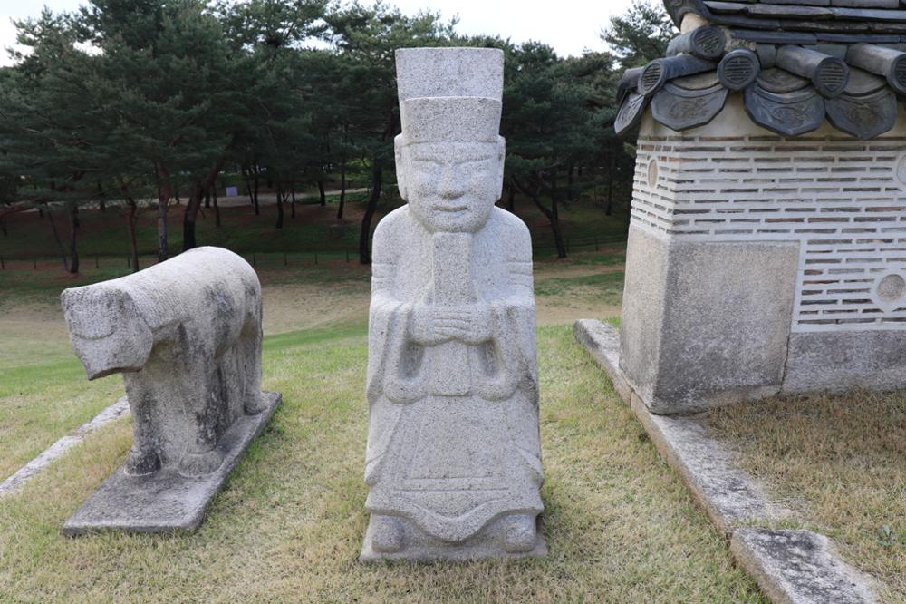 의릉 경종 문석인(좌) 앞면