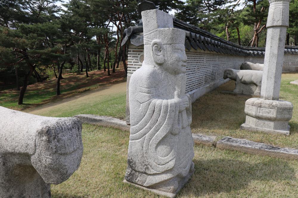 의릉 경종 문석인(좌) 좌측면