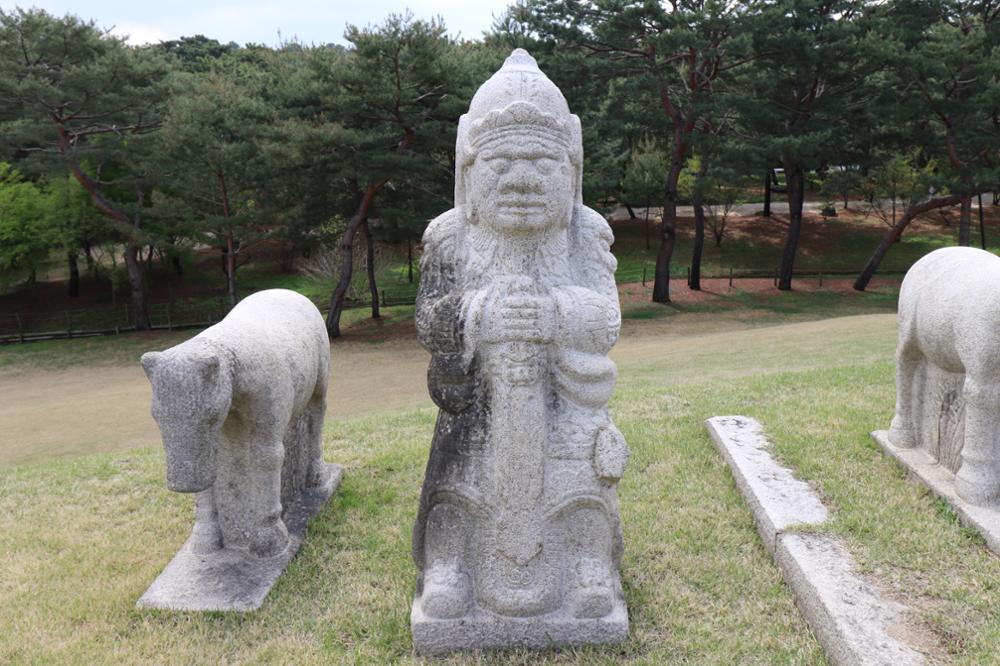 의릉 선의왕후 무석인(좌) 앞면