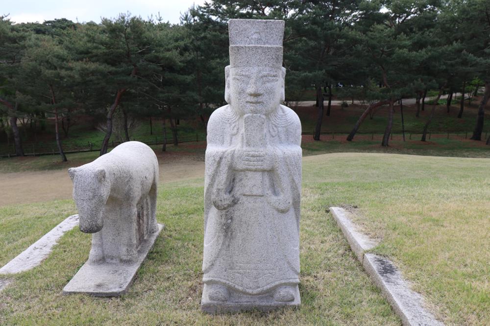 의릉 선의왕후 문석인(좌) 앞면