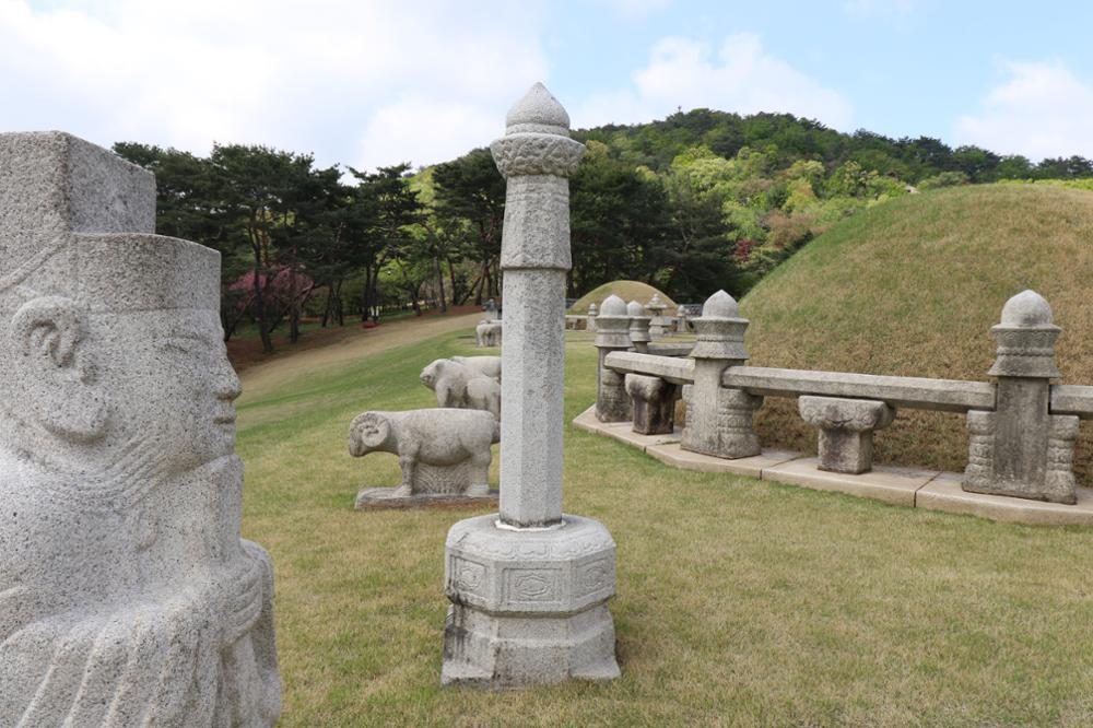 의릉 선의왕후 경종 망주석(좌)