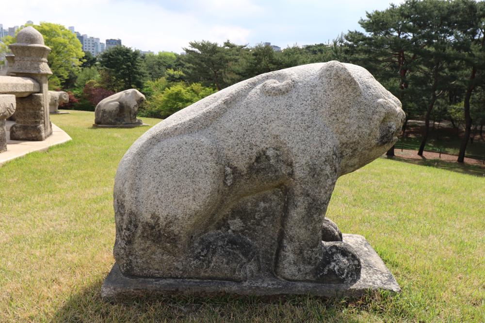 의릉 선의왕후 석호2(좌) 좌측면