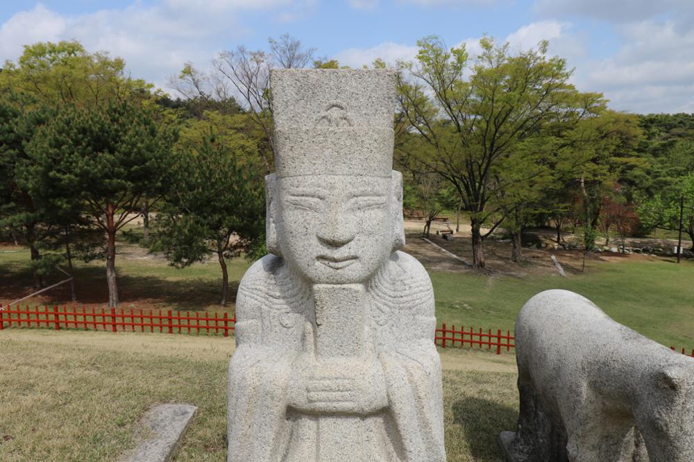 의릉 선의왕후 문석인(우) 상체