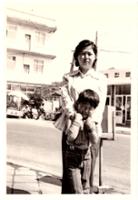 제1회 성북구 민간기록물 수집 공모전_성북동 집 앞에서 촬영한 어머니와 남동생 사진(1)