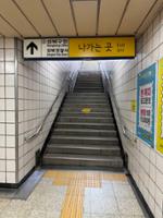 보문역 3번출구 계단