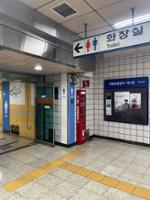 보문역 화장실입구 및 게시판