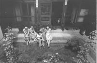 박완서_보문동 한옥집에서 딸들과 함께, 1979